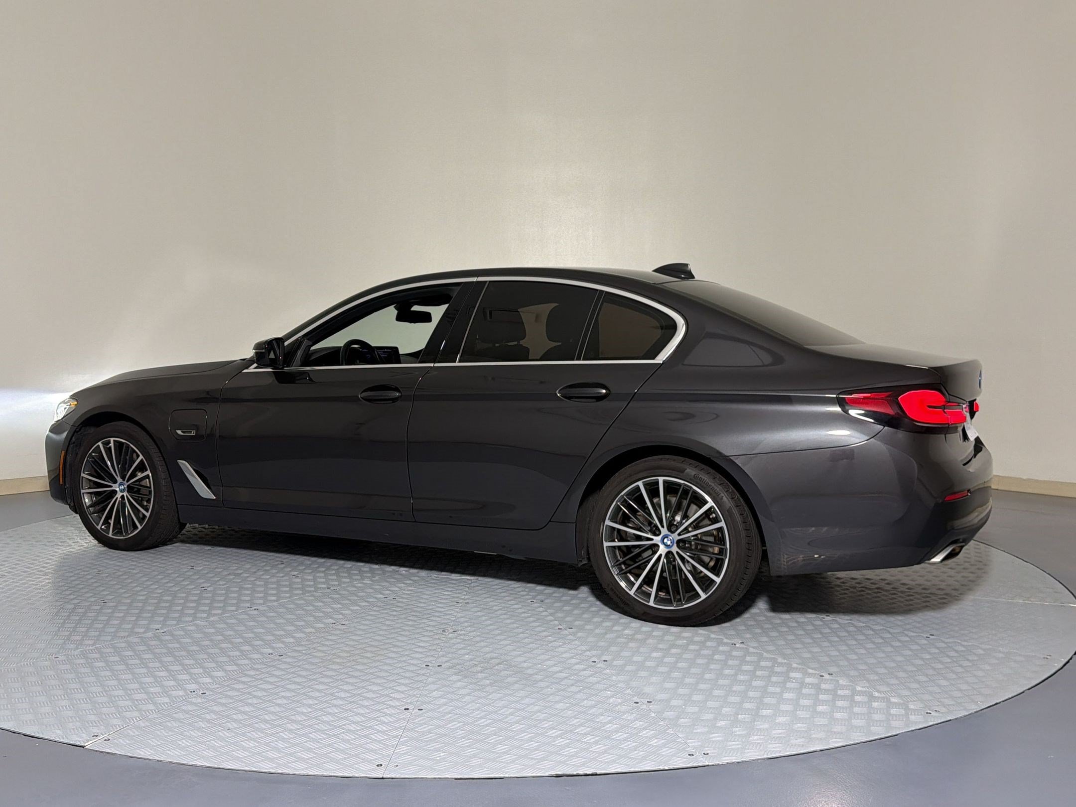 Used 2023 BMW 530e w/ Convenience Package RWD image 3