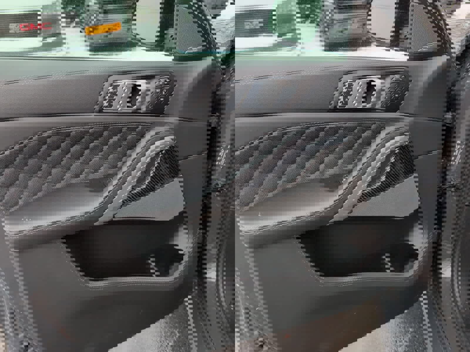 Used 2025 BMW X6 M Competition w/ Executive Package image 13