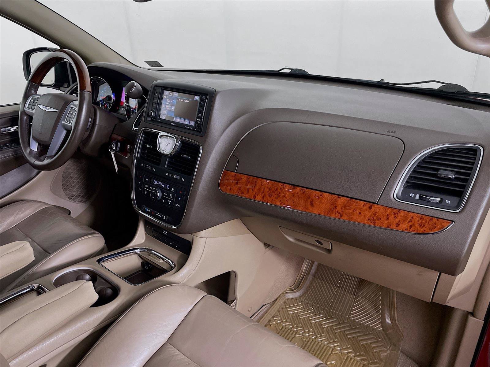 Used 2014 Chrysler Town & Country Limited w/ Luxury Group FWD image 33