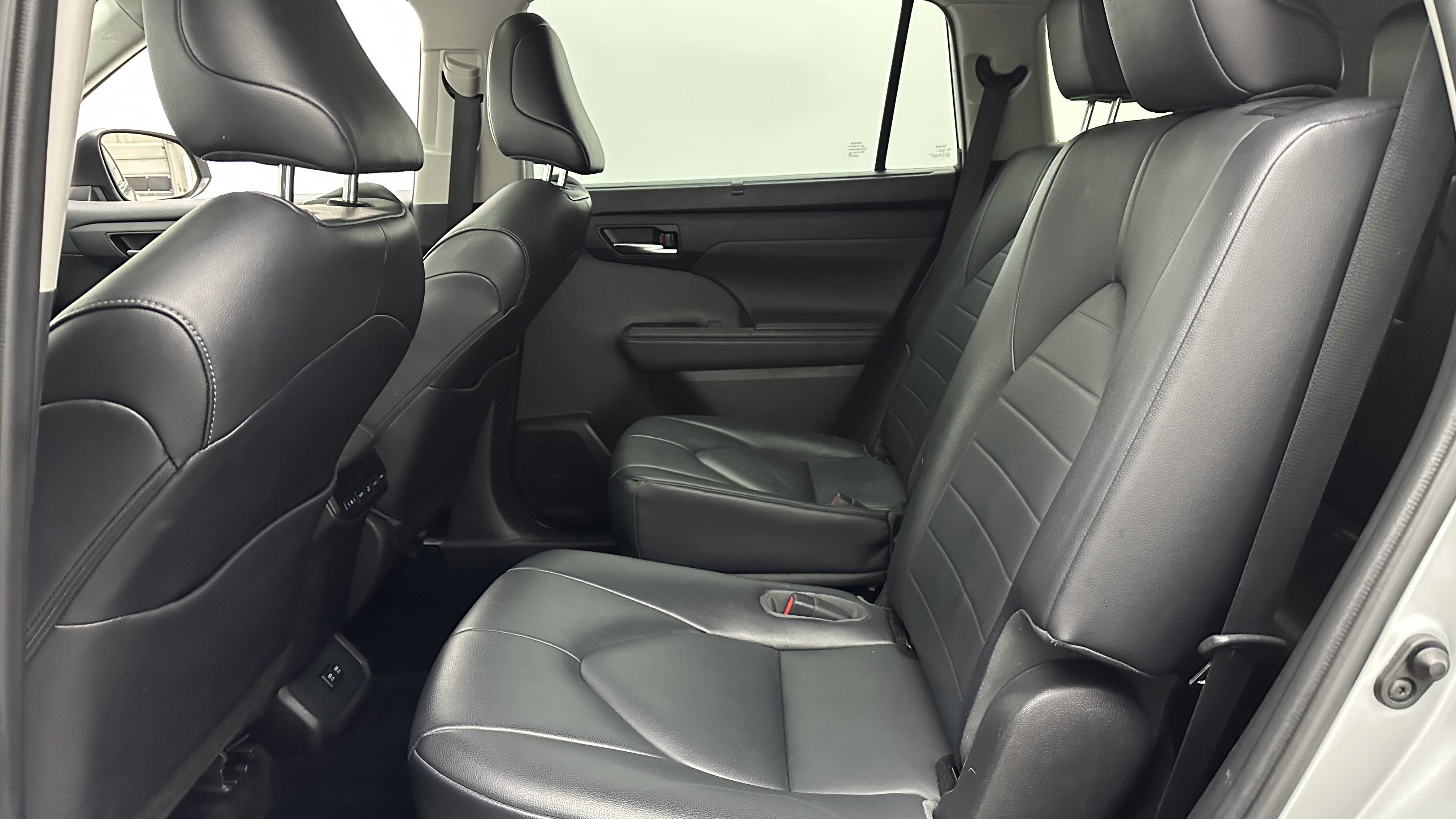 Used 2021 Toyota Highlander XLE image 30