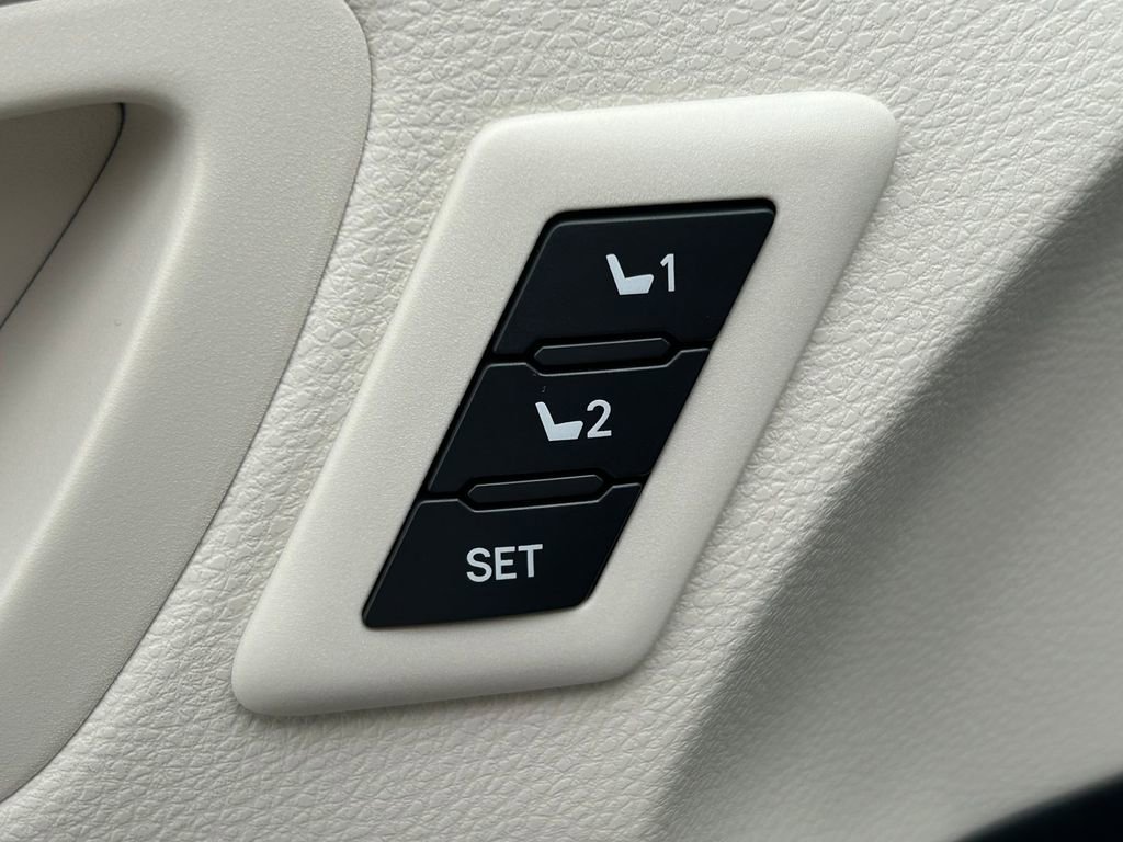 Used 2026 Toyota Sienna Limited image 29