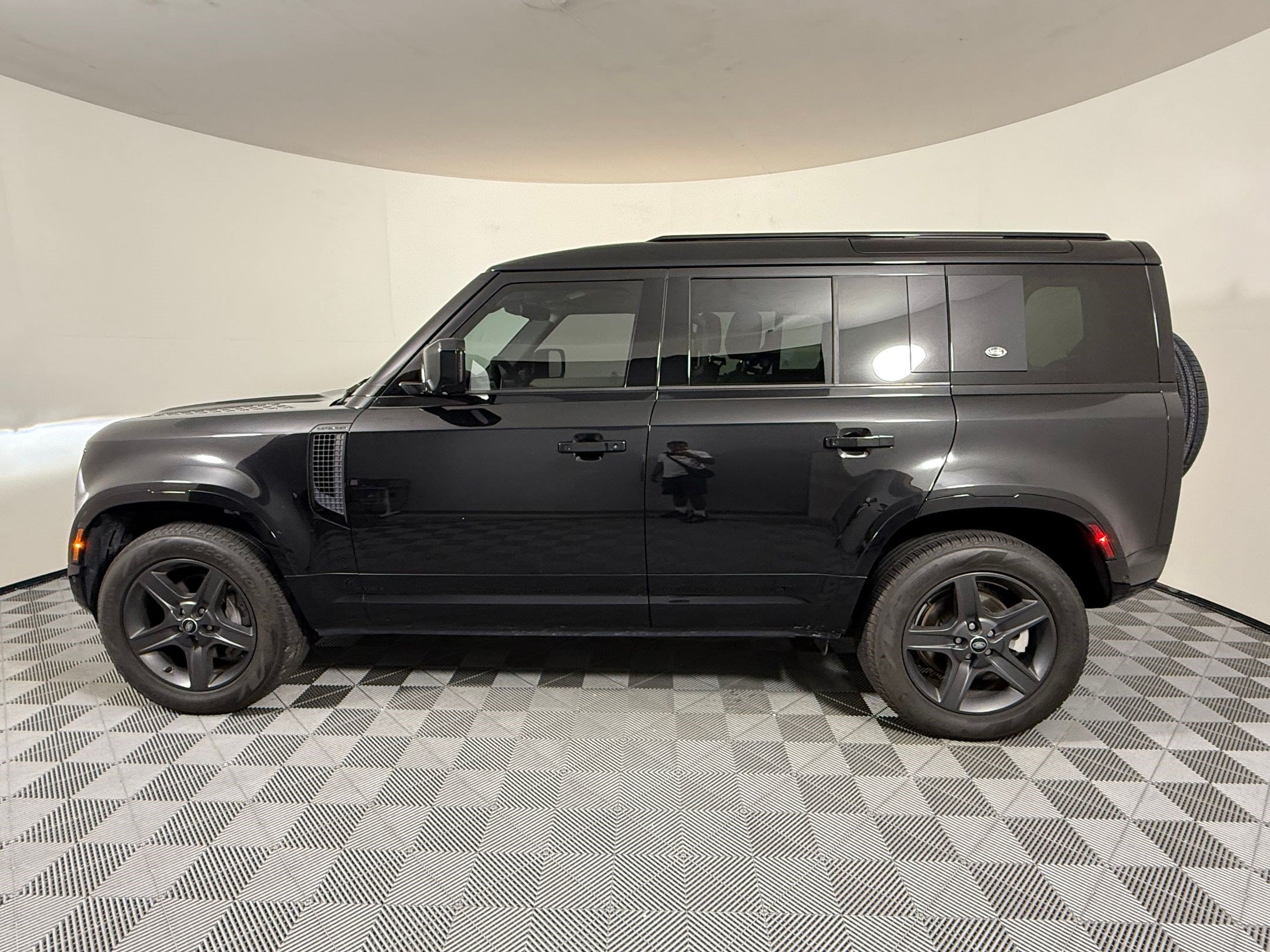 Used 2024 Land Rover Defender 110 X-Dynamic SE AWD/4WD image 2