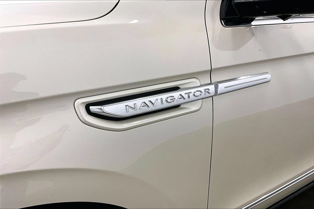 Used 2018 Lincoln Navigator Select w/ Technology Package AWD/4WD image 24