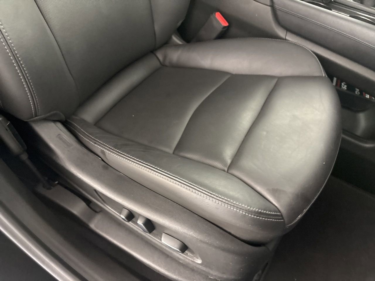 Used 2025 Cadillac XT6 Premium Luxury image 33