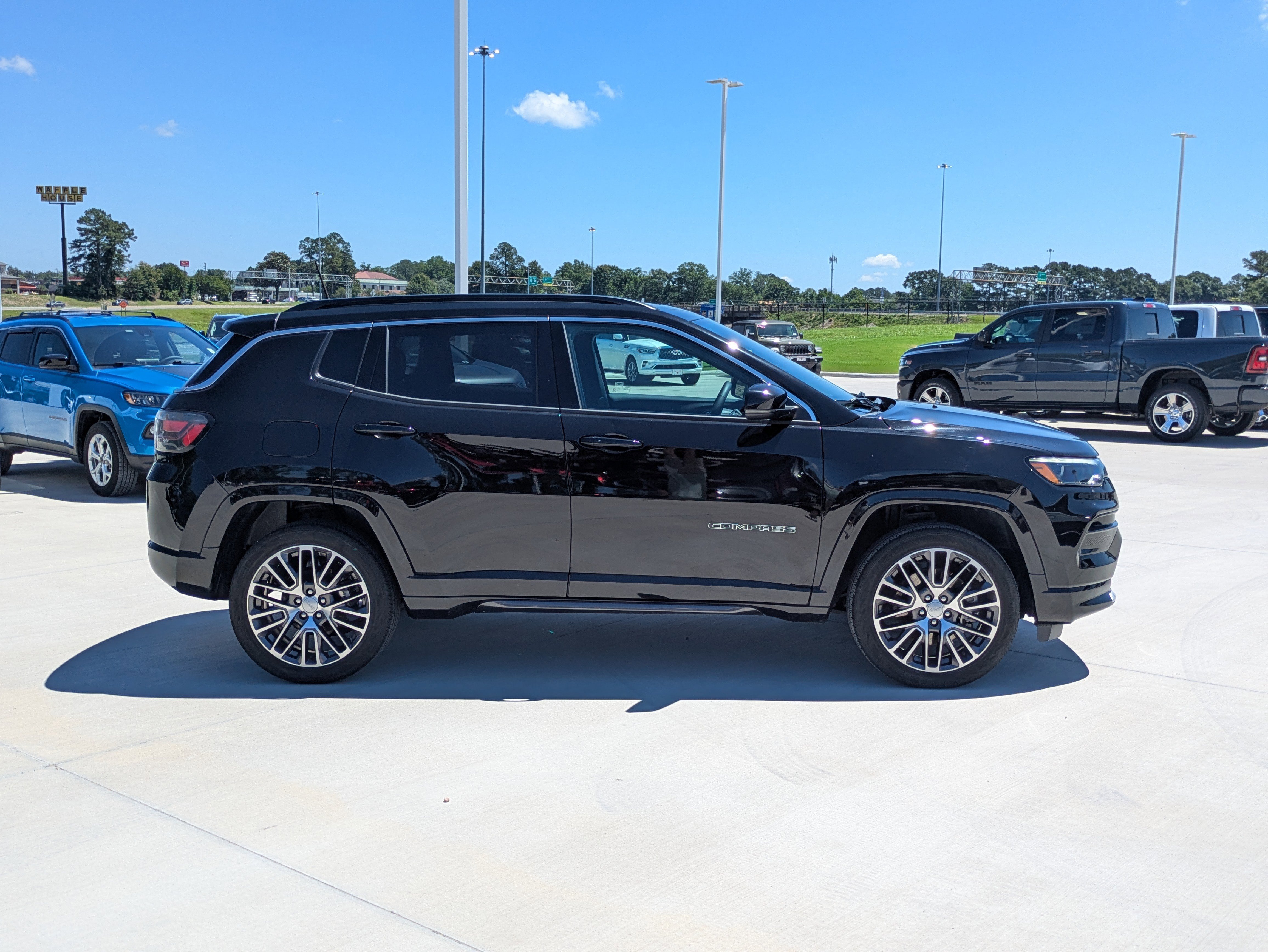 Used 2024 Jeep Compass Limited w/ Elite Group AWD/4WD image 6
