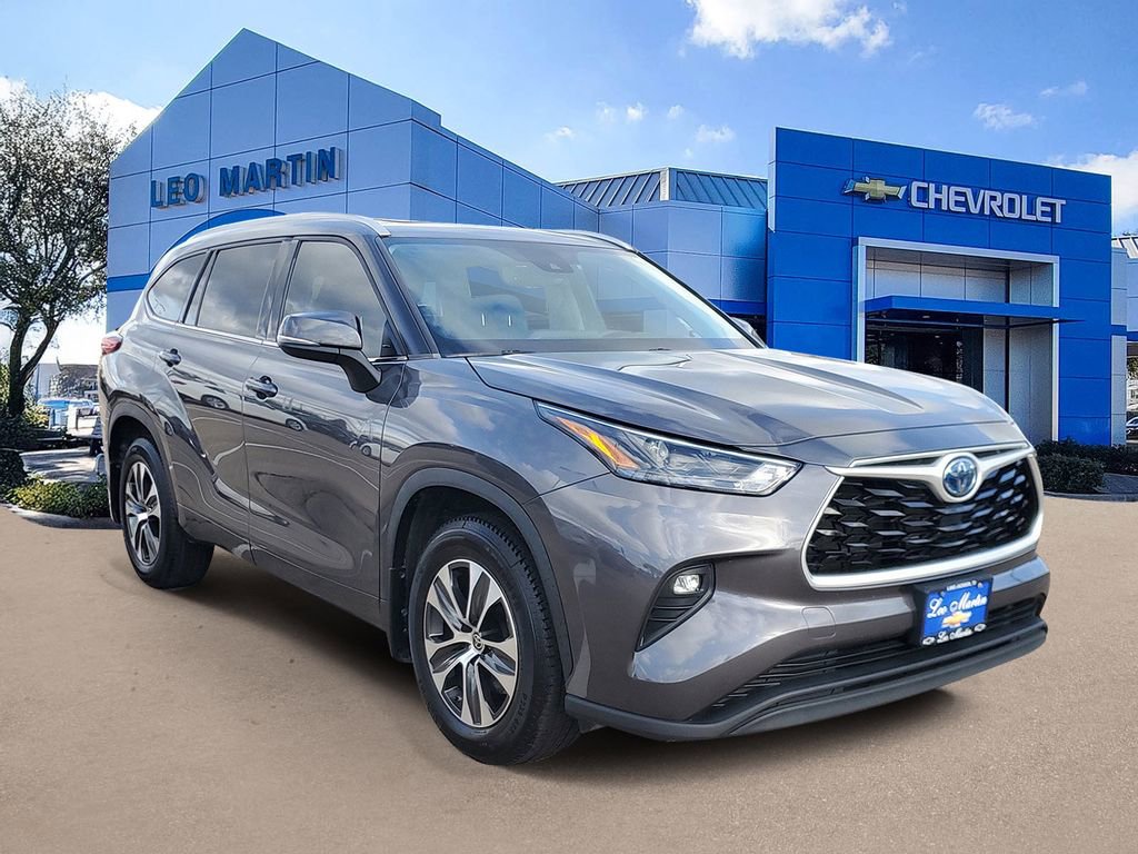 Used 2022 Toyota Highlander XLE image 2