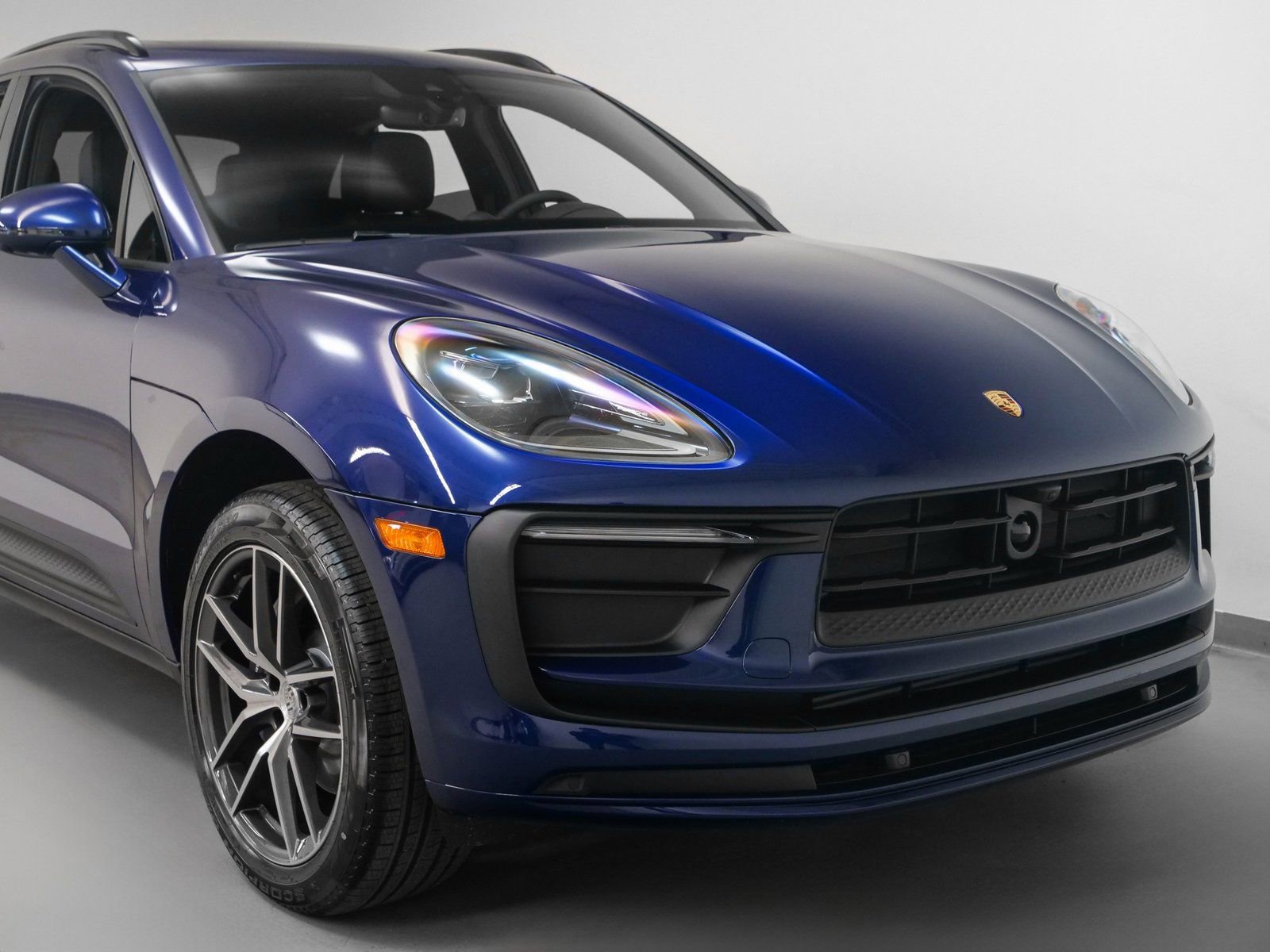 Certified 2025 Porsche Macan AWD/4WD image 10