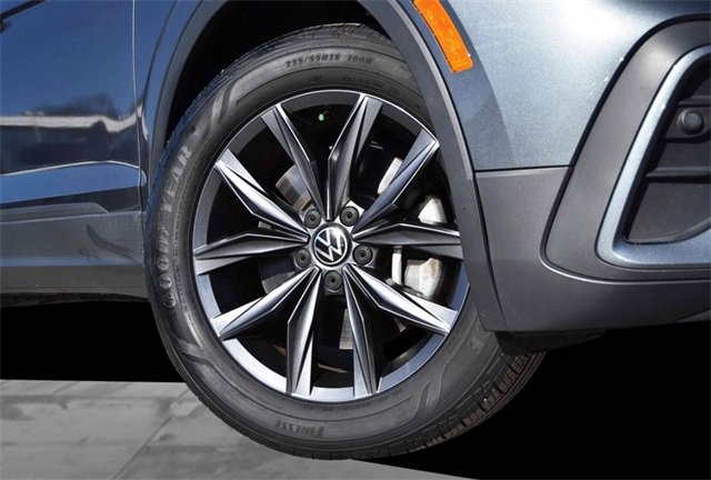 Certified 2022 Volkswagen Tiguan SE w/ Panoramic Sunroof Package image 3