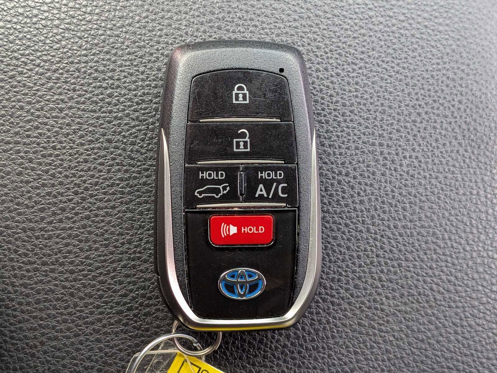 Used 2022 Toyota RAV4 SE w/ Weather & Moonroof Package image 32