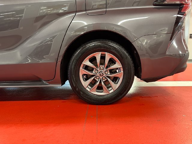 Certified 2025 Toyota Sienna XLE FWD image 28