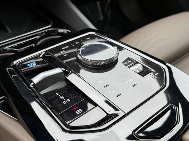 Used 2025 BMW i5 xDrive40 w/ Premium Package image 28