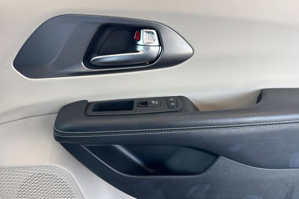 Used 2023 Chrysler Pacifica Touring-L FWD image 26