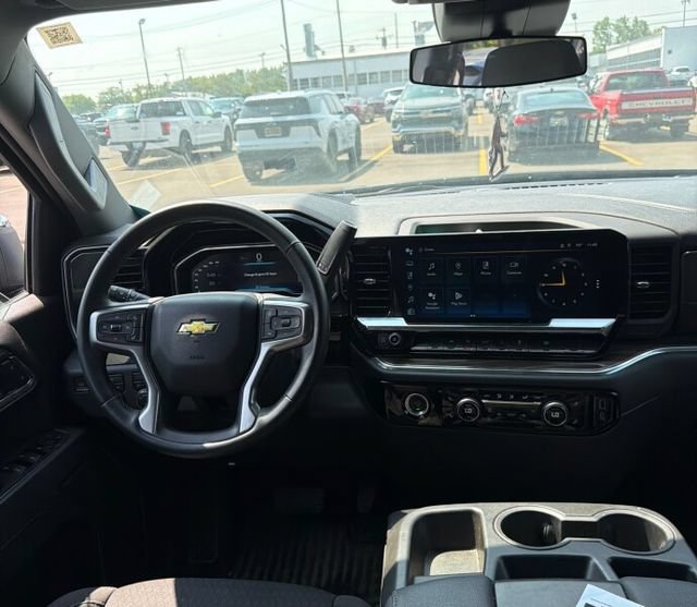 Used 2023 Chevrolet Silverado 1500 LT AWD/4WD image 7