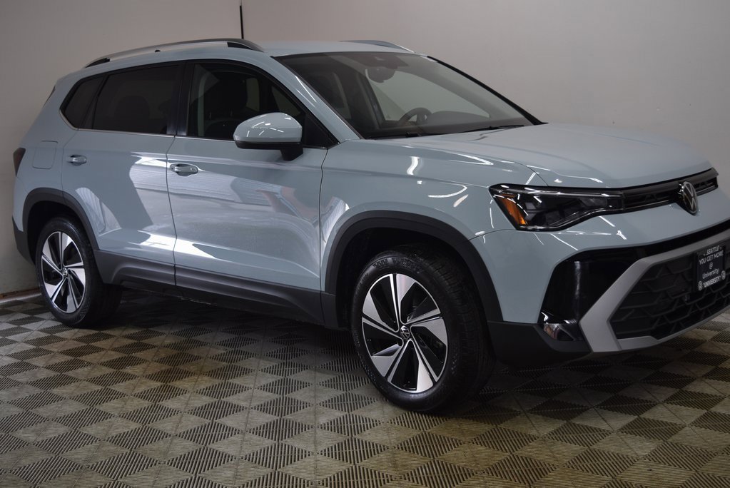 New 2025 Volkswagen Taos SE image 1