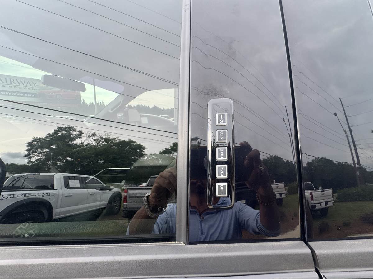Used 2022 Ford F350 Lariat w/ Lariat Ultimate Package AWD/4WD image 21