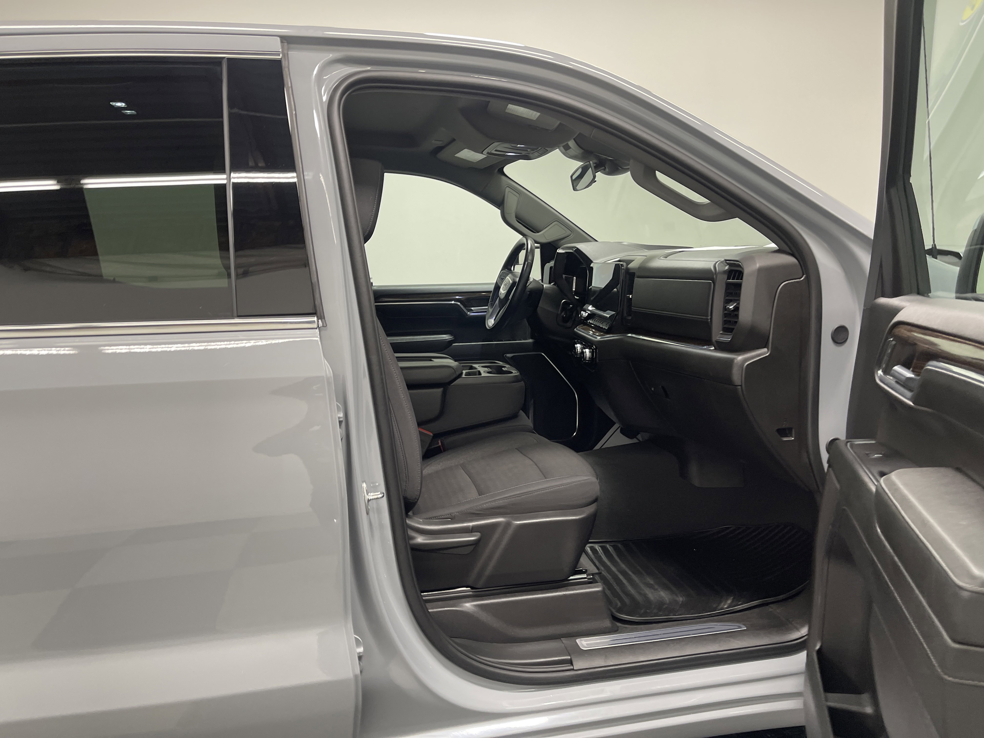 Used 2024 GMC Sierra 1500 SLE image 25