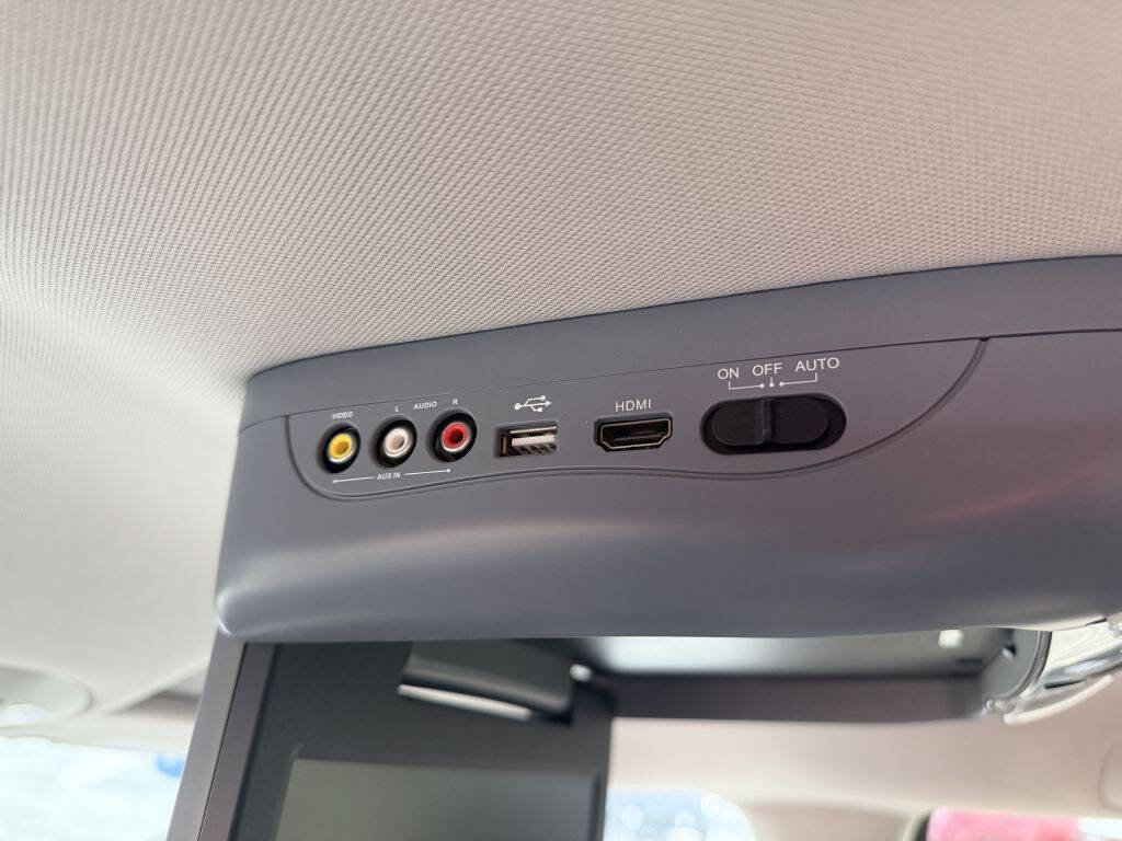 Used 2017 Chrysler Pacifica Touring image 9