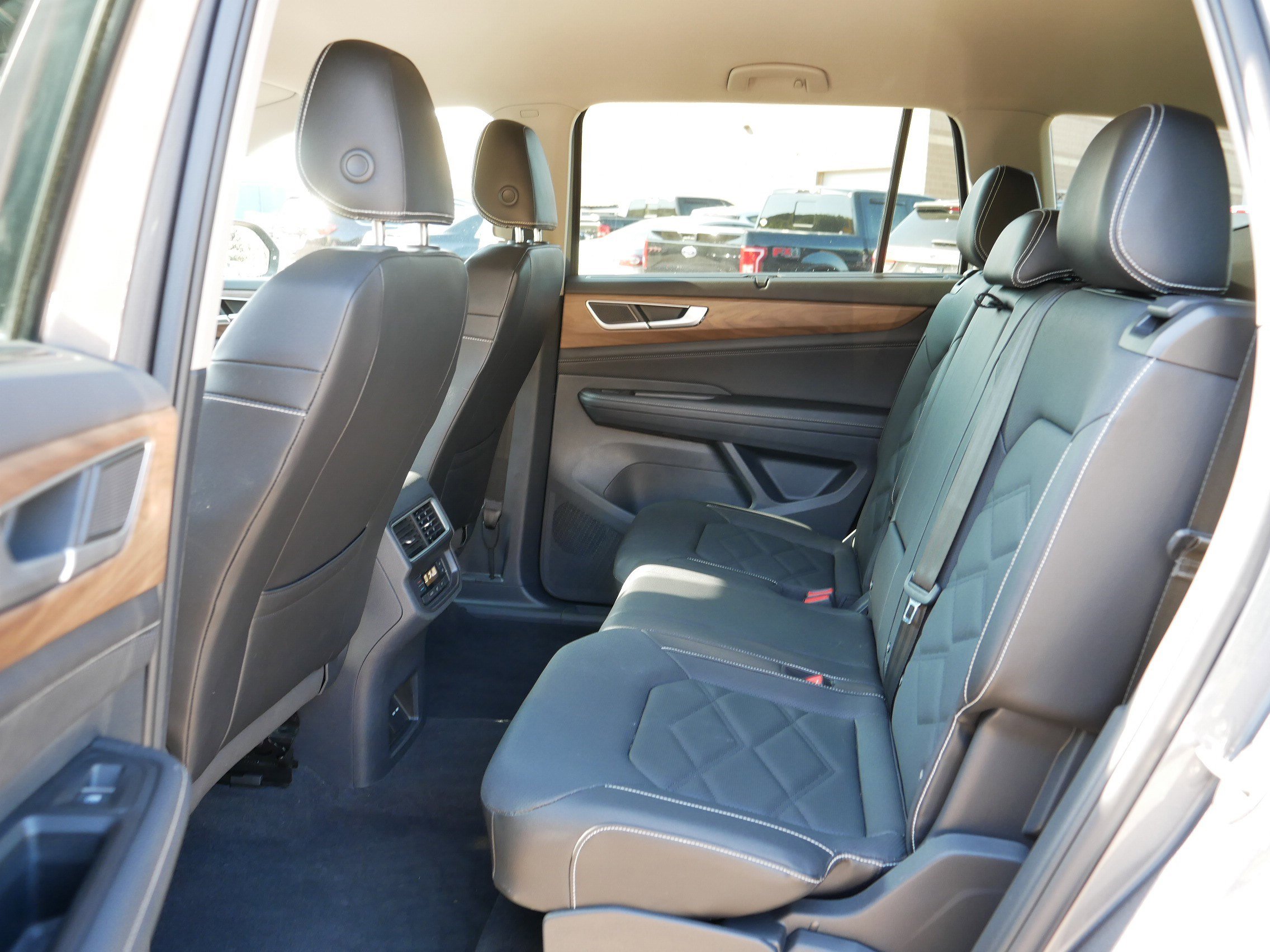 Used 2025 Volkswagen Atlas SE image 35