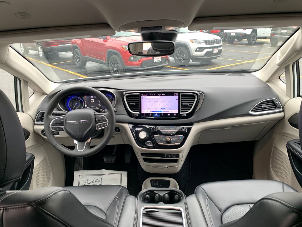 Used 2024 Chrysler Pacifica Touring-L image 26