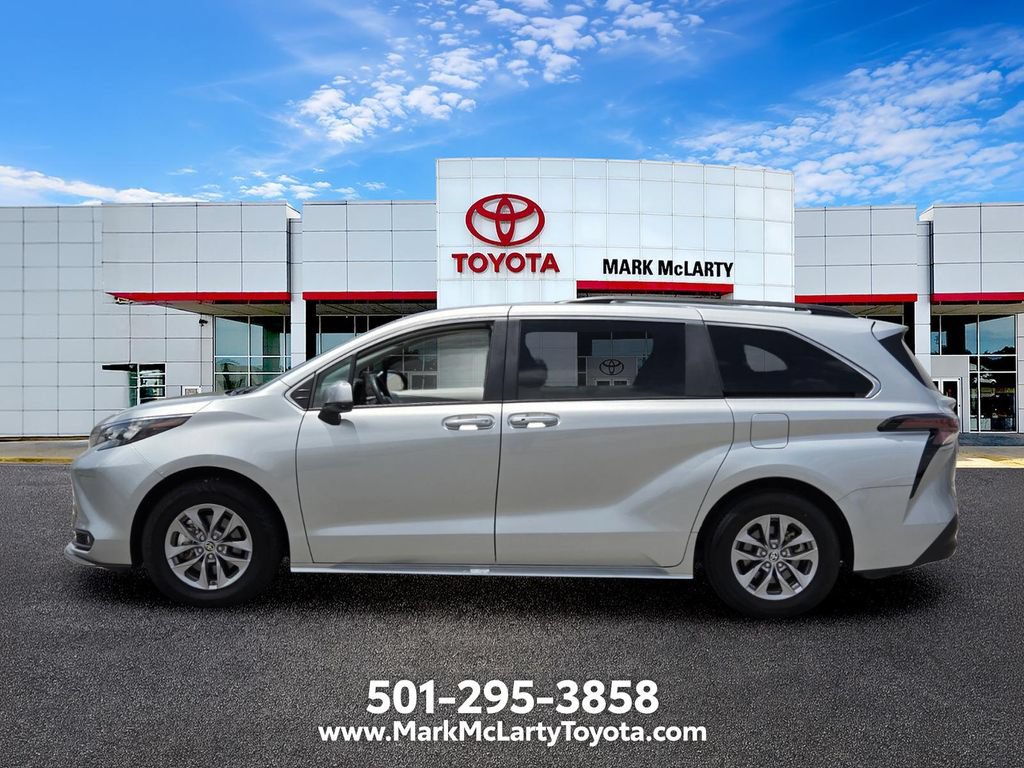 Used 2025 Toyota Sienna XLE FWD image 2