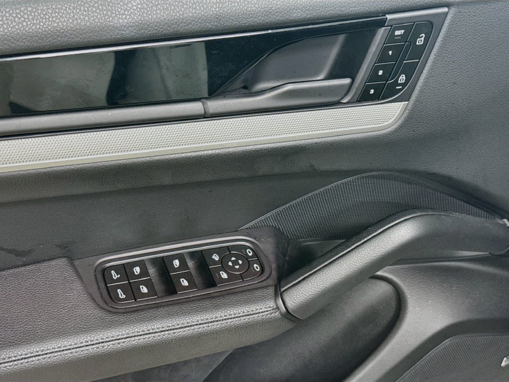 Certified 2025 Porsche Cayenne AWD/4WD image 19