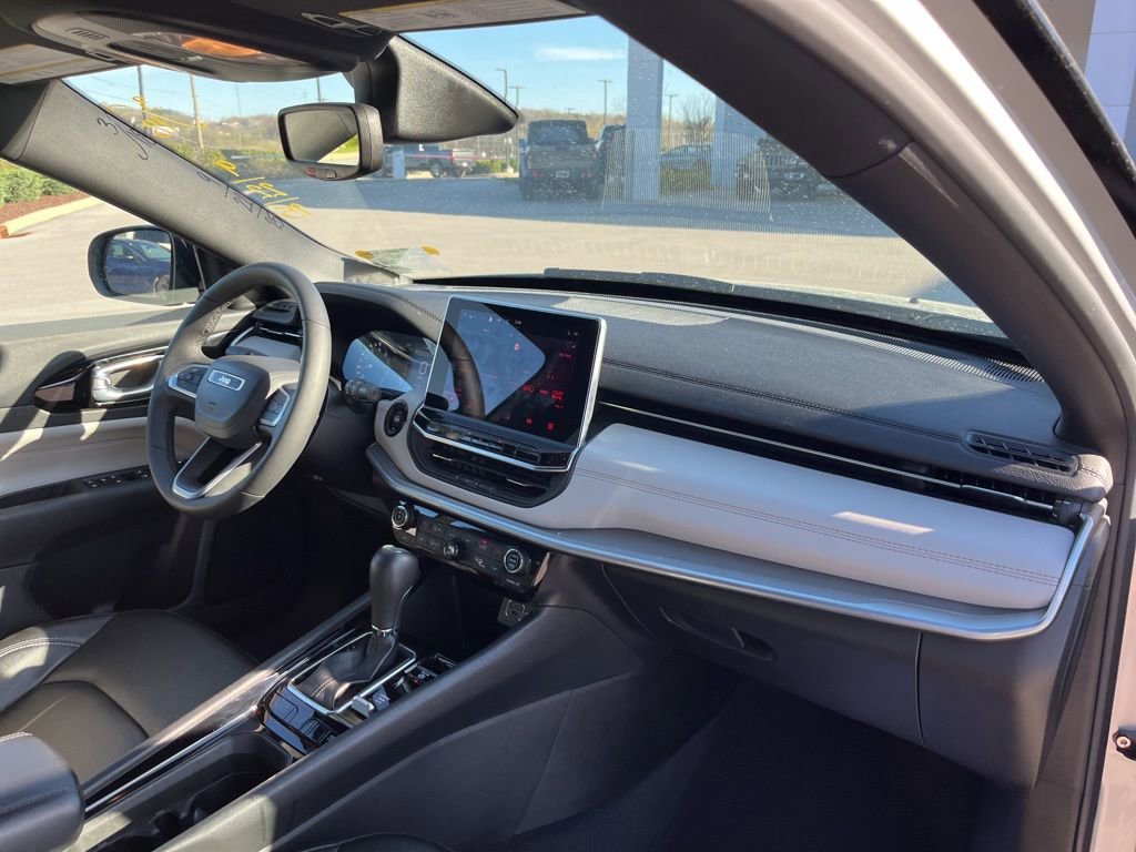 Used 2025 Jeep Compass Limited image 10