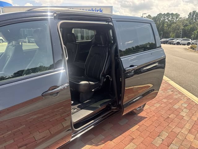 Used 2025 Chrysler Pacifica Limited FWD image 27