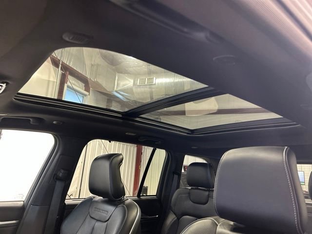 Used 2023 Jeep Grand Cherokee Overland w/ Luxury Tech Group IV AWD/4WD image 33