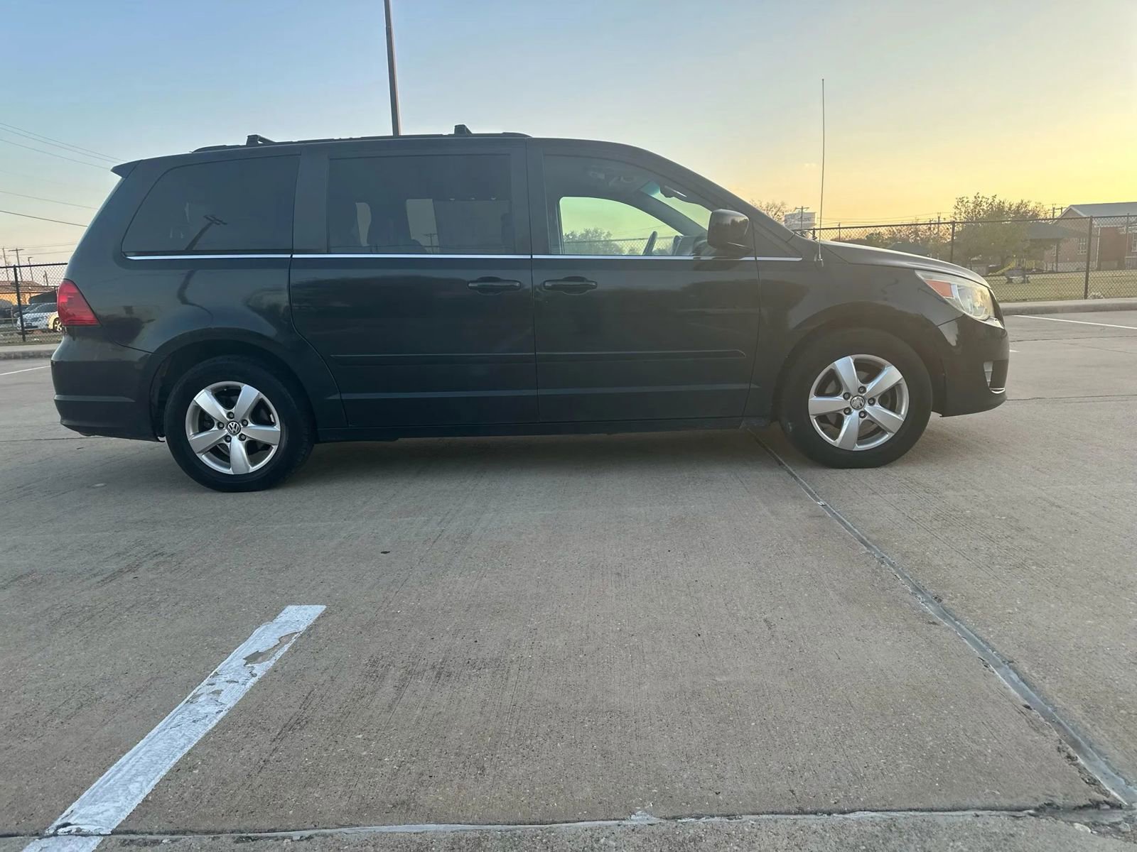 Used 2011 Volkswagen Routan SE image 4