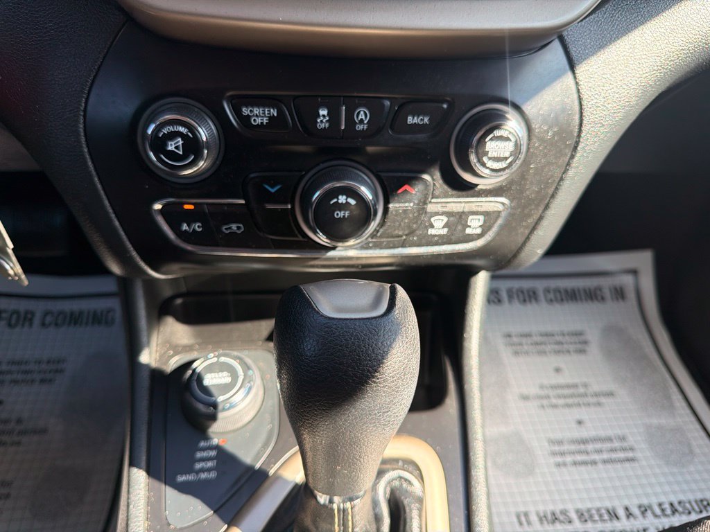 Used 2016 Jeep Cherokee Latitude w/ Cold Weather Group AWD/4WD image 27
