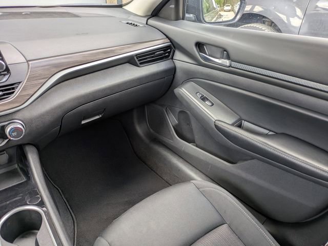 Used 2024 Nissan Altima 2.5 SV FWD image 17