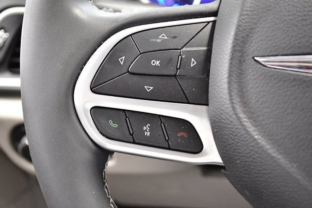 Used 2024 Chrysler Pacifica Touring-L FWD image 17