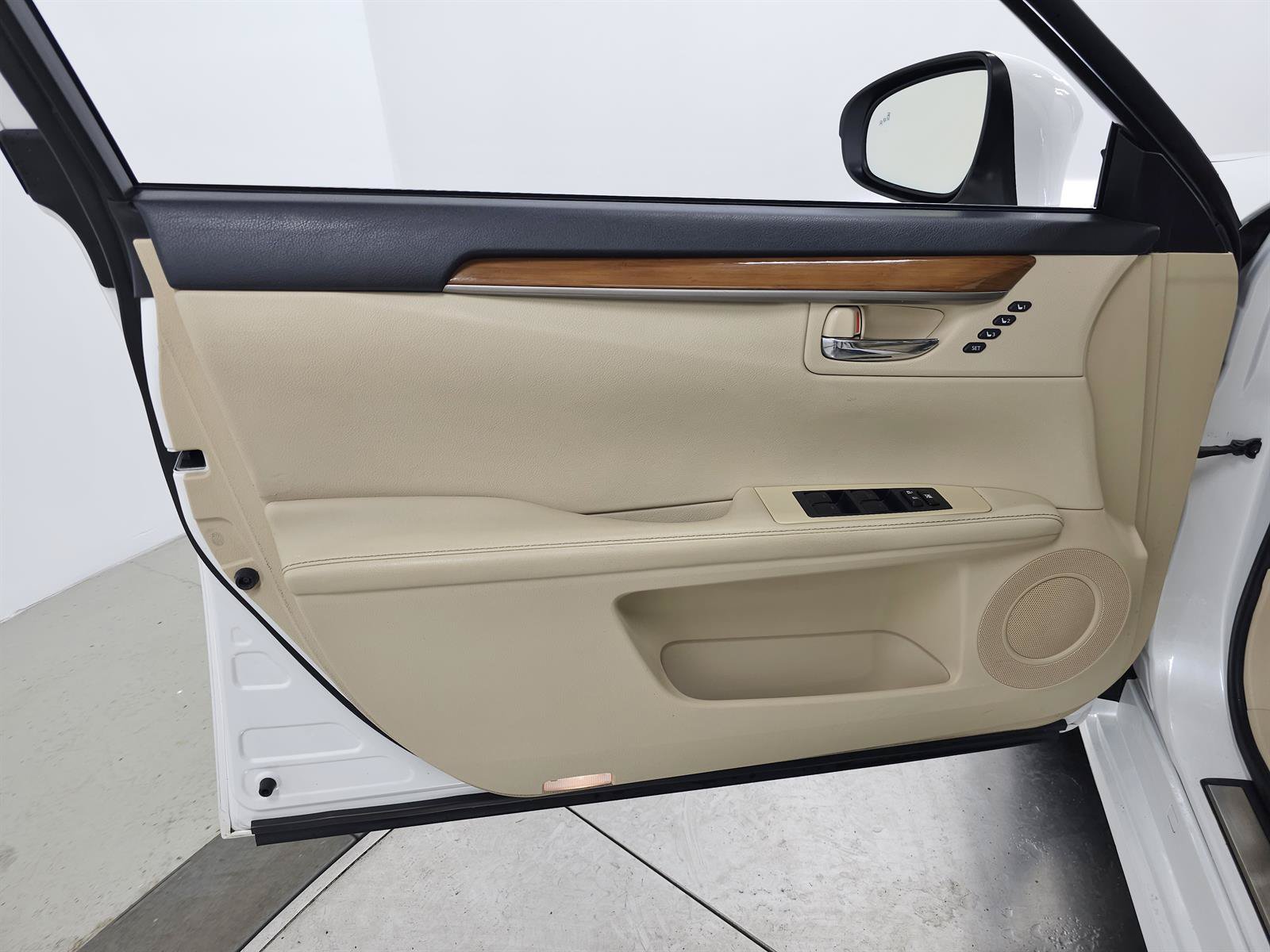 Used 2014 Lexus ES 300h w/ Luxury Package w/Bamboo Trim FWD image 13