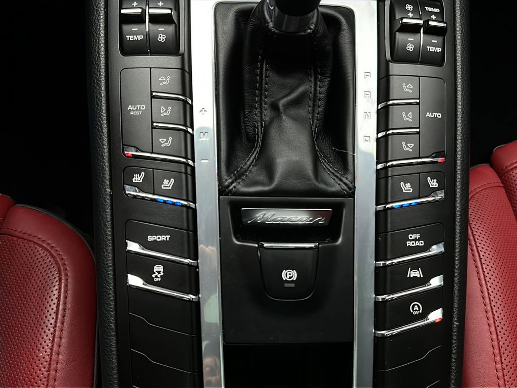 Used 2018 Porsche Macan S image 30