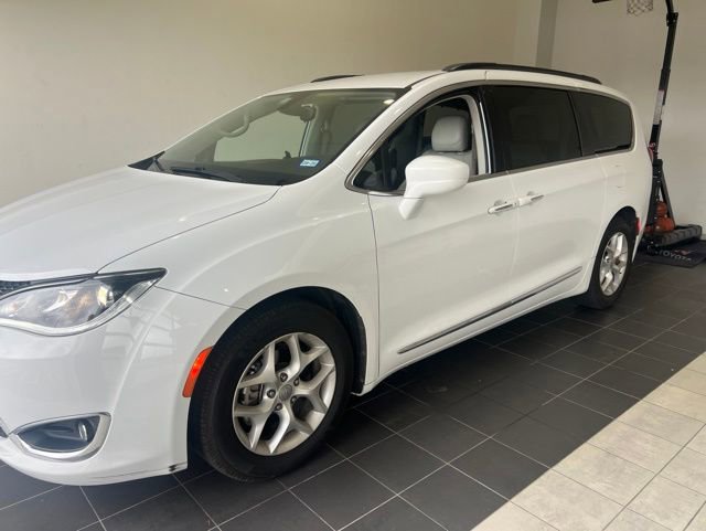 Used 2017 Chrysler Pacifica Touring-L FWD image 2