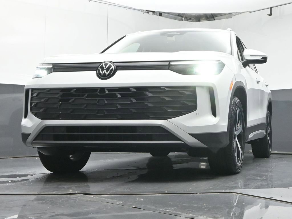 Used 2025 Volkswagen Tiguan SE image 36