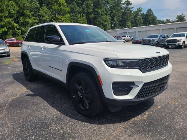 New 2025 Jeep Grand Cherokee Altitude image 2