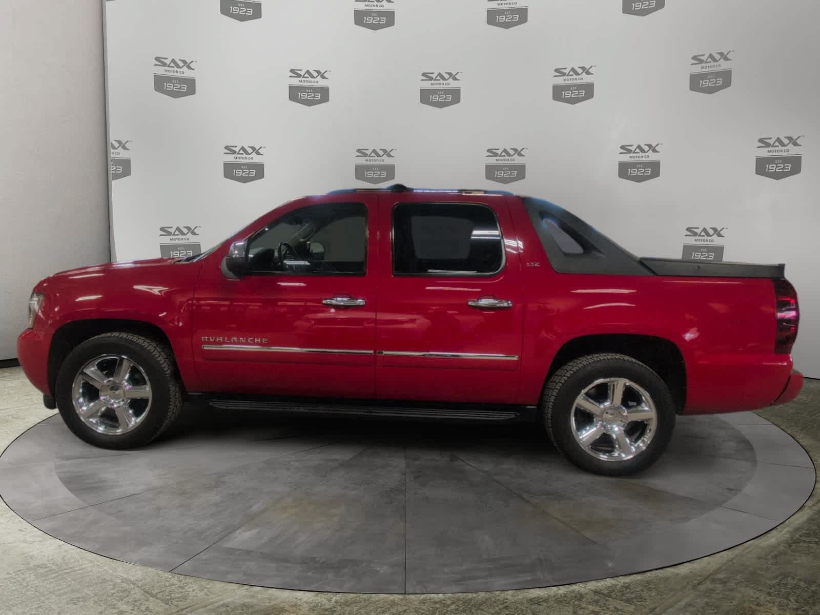 Used 2011 Chevrolet Avalanche LTZ AWD/4WD image 2