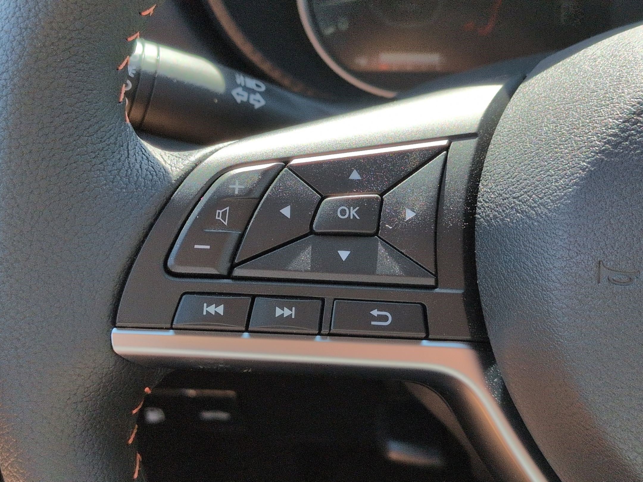 New 2025 Nissan Versa SR w/ Trunk Package image 14