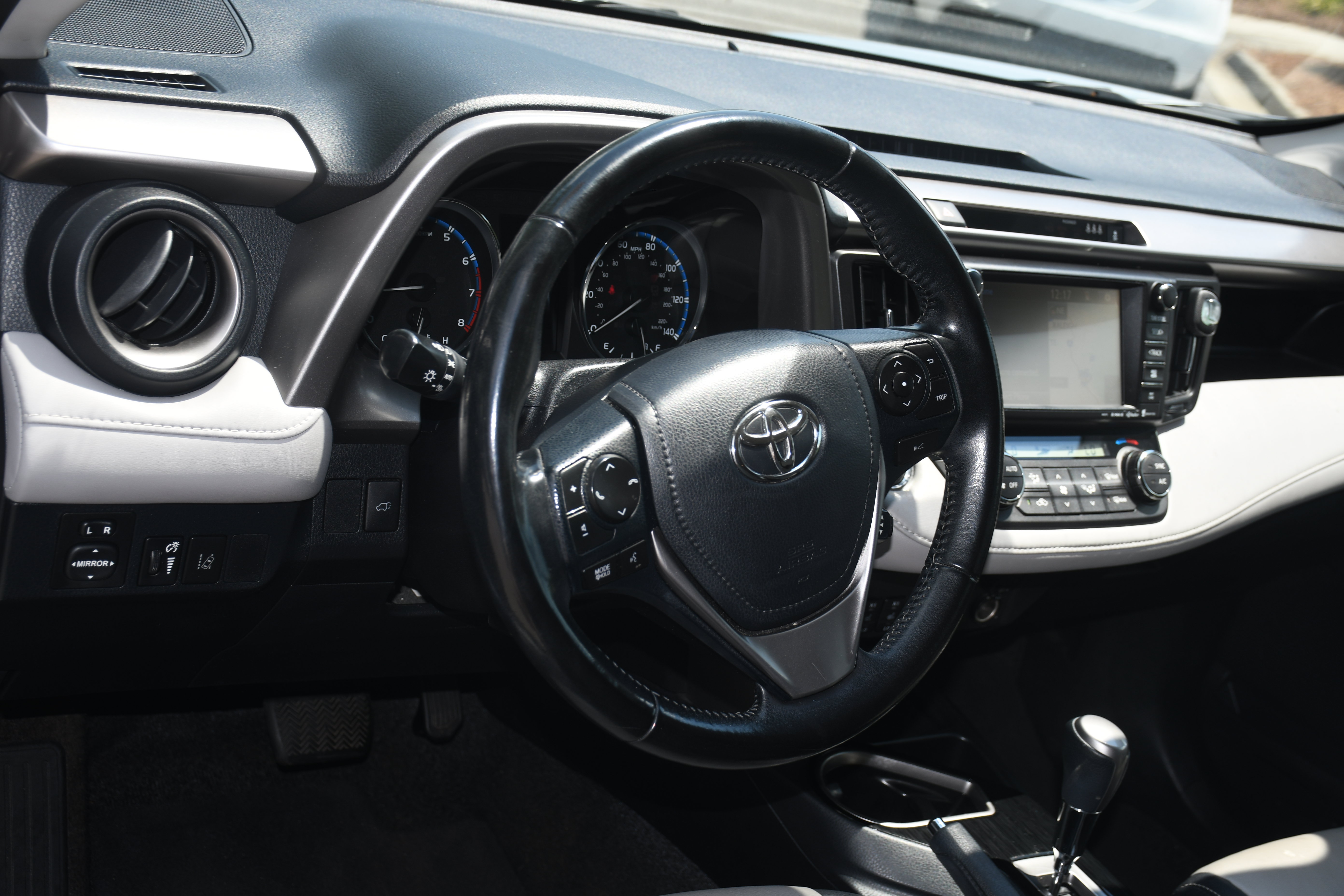 Used 2018 Toyota RAV4 Limited FWD image 8