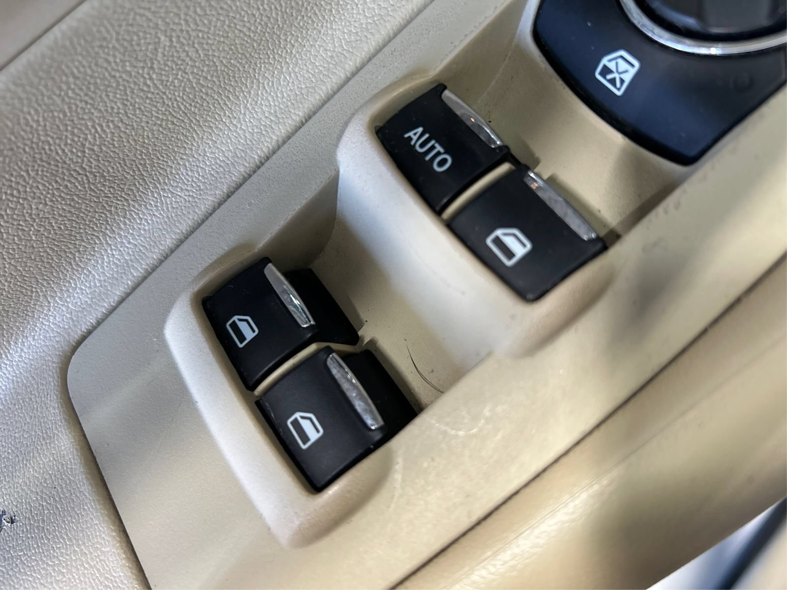 Used 2016 Ford Taurus SEL FWD image 27