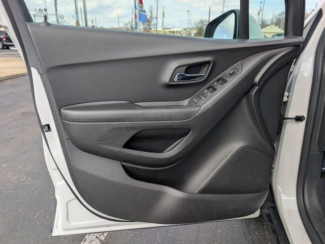 Used 2022 Chevrolet Trax LT w/ LT Convenience Package image 9