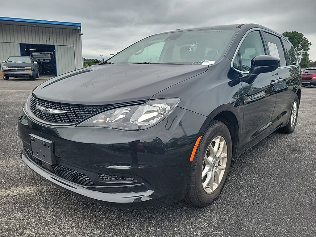Used 2023 Chrysler Voyager LX FWD image 3