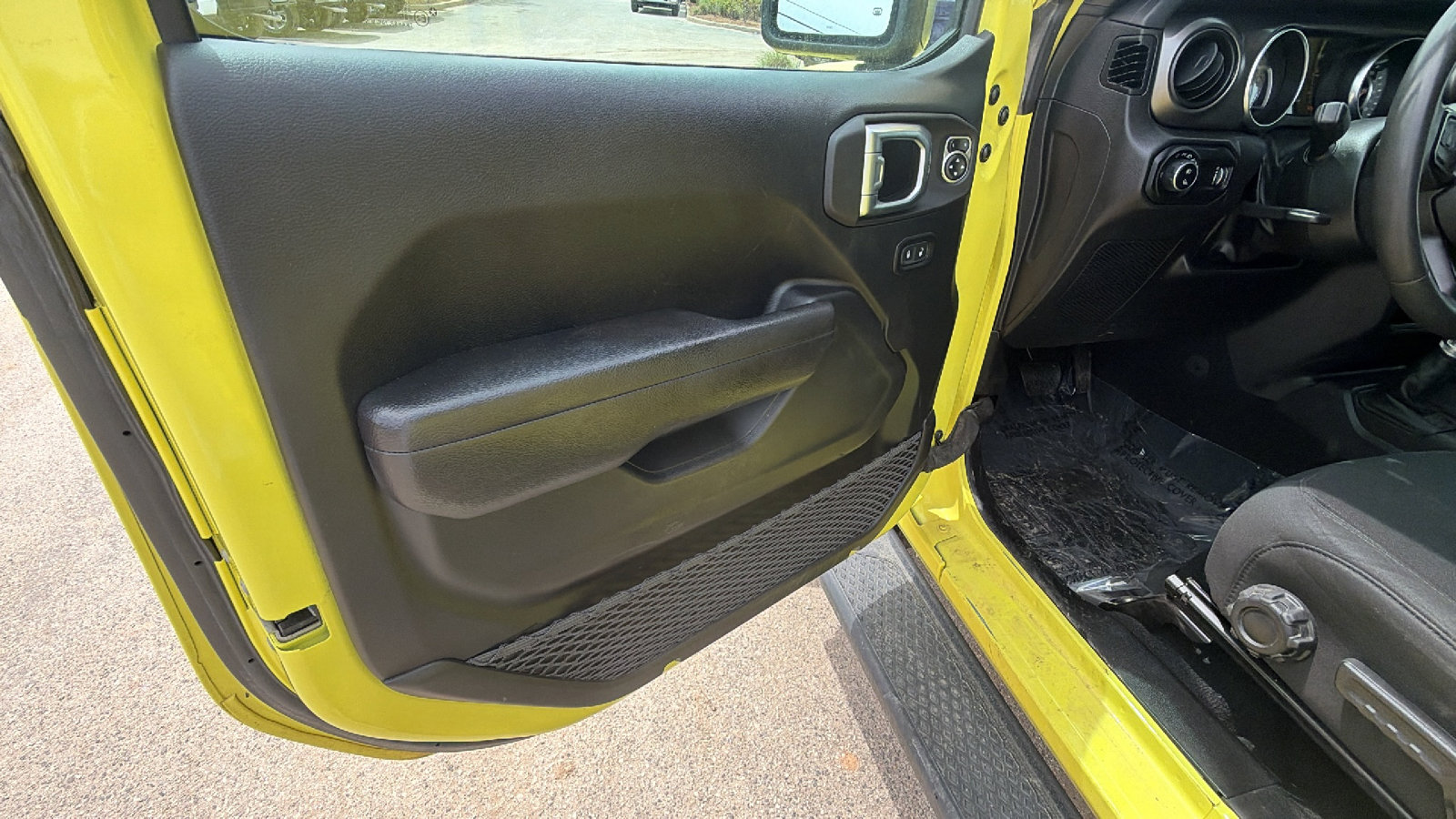 Used 2023 Jeep Gladiator Willys AWD/4WD image 14