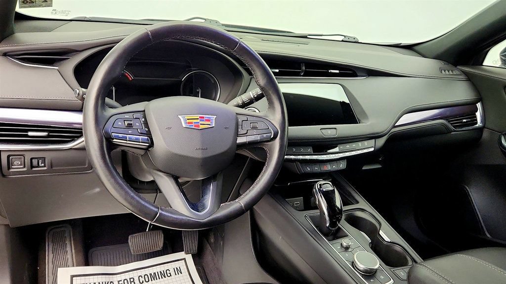 Used 2023 Cadillac XT4 Luxury w/ Cold Weather Package AWD/4WD image 13