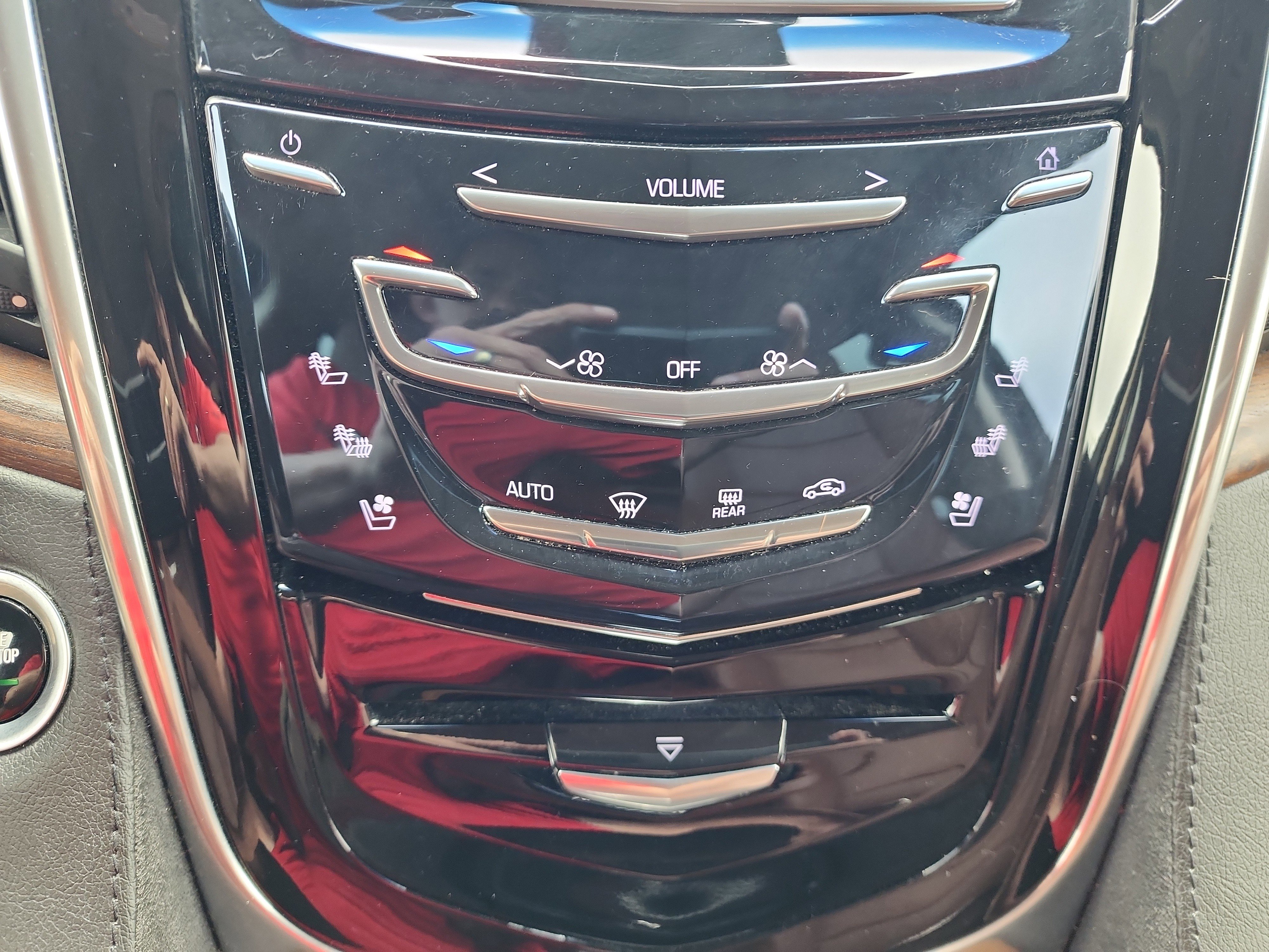 Certified 2020 Cadillac Escalade Premium Luxury w/ LPO, Radiant Package AWD/4WD image 17