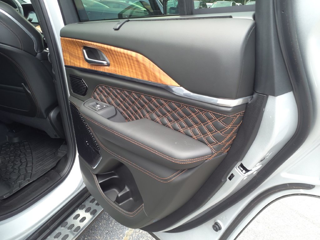 Used 2025 Jeep Grand Cherokee Summit AWD/4WD image 13