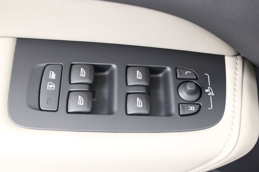 New 2026 Volvo XC60 B5 Plus w/ Protection Package Premier image 18