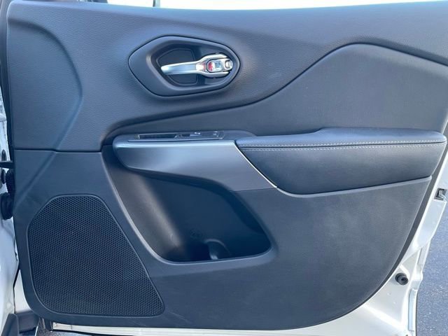 Used 2019 Jeep Cherokee Limited image 27