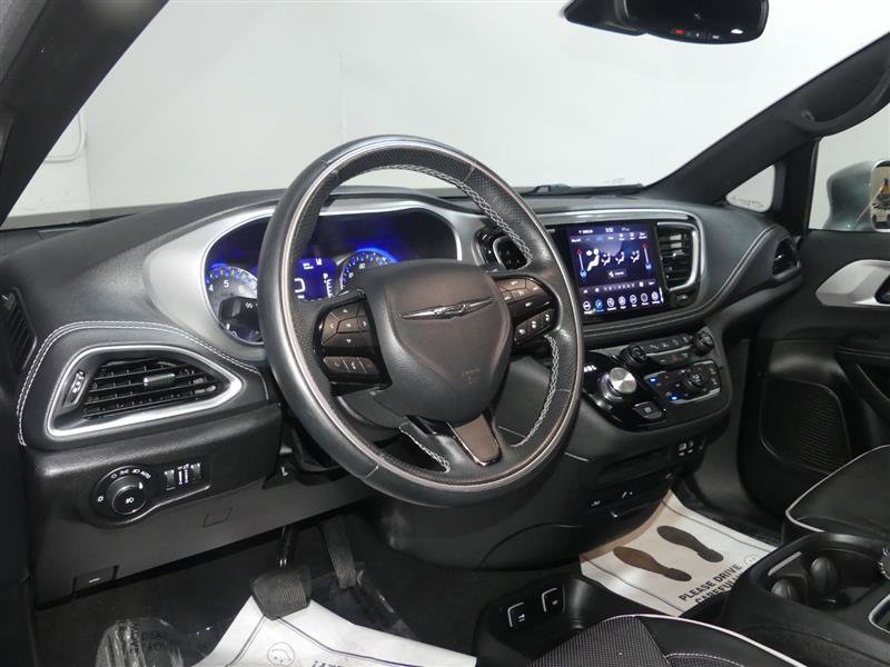 Used 2018 Chrysler Pacifica Limited w/ Advanced Safetytec Group FWD image 24